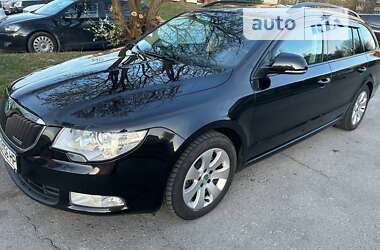 Універсал Skoda Superb 2011 в Звягелі