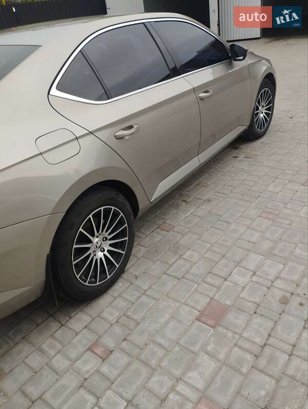 Лифтбек Skoda Superb 2016 в Изяславе