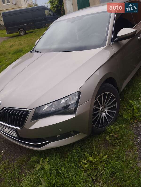Лифтбек Skoda Superb 2016 в Изяславе