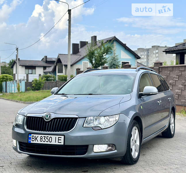 Універсал Skoda Superb 2011 в Рівному