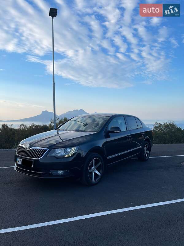 Лифтбек Skoda Superb 2013 в 