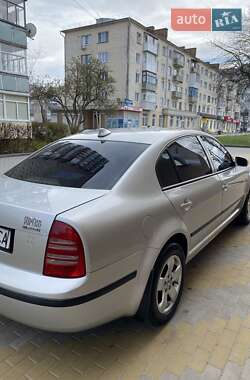 Лифтбек Skoda Superb 2003 в 