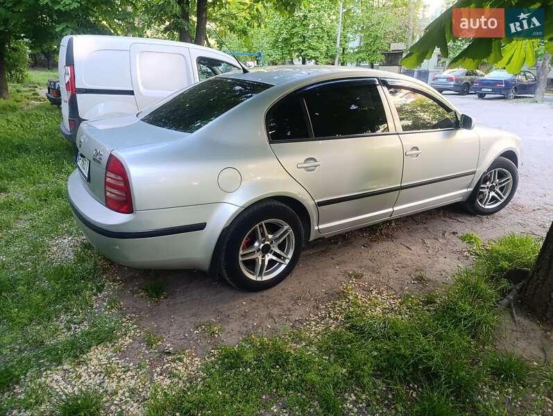 Лифтбек Skoda Superb 2004 в Запорожье