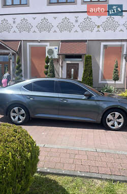 Лифтбек Skoda Superb 2016 в 