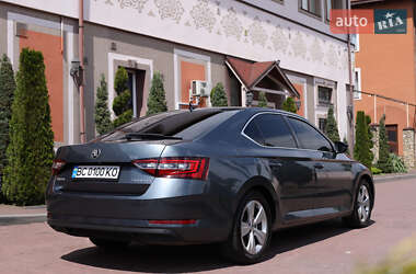 Лифтбек Skoda Superb 2016 в 