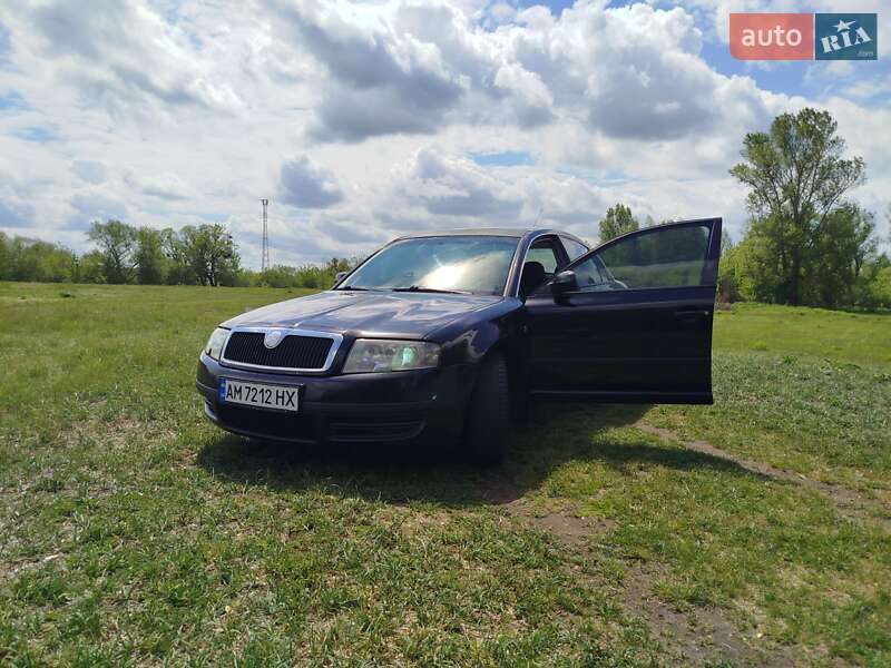 Лифтбек Skoda Superb 2004 в 