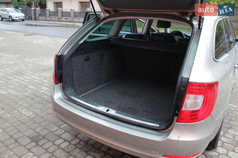 Универсал Skoda Superb 2012 в Жовкве
