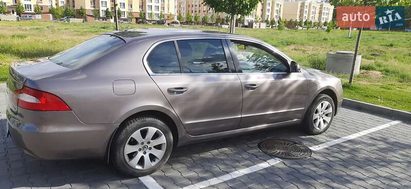 Лифтбек Skoda Superb 2012 в 