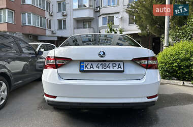 Лифтбек Skoda Superb 2015 в 