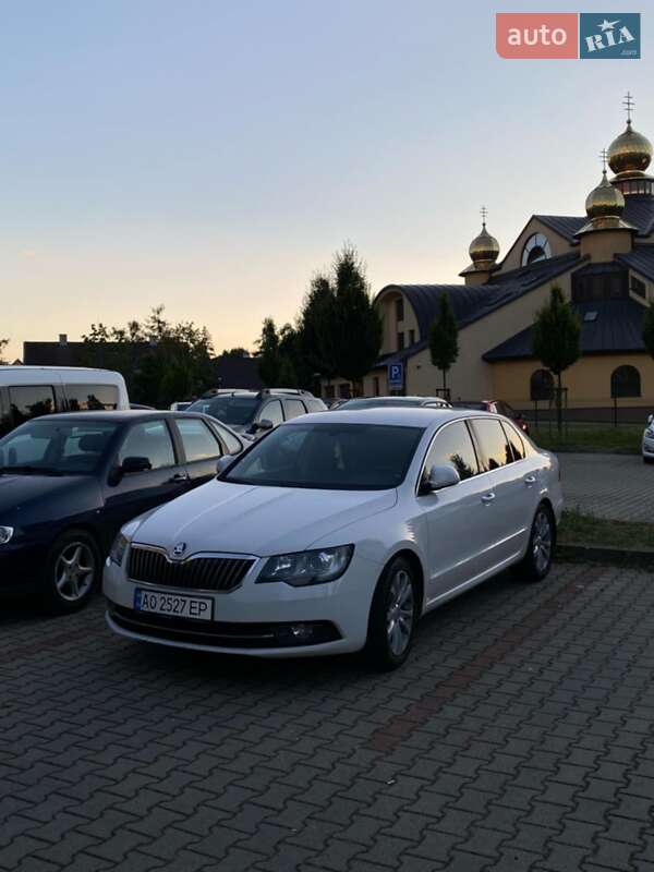 Лифтбек Skoda Superb 2013 в 