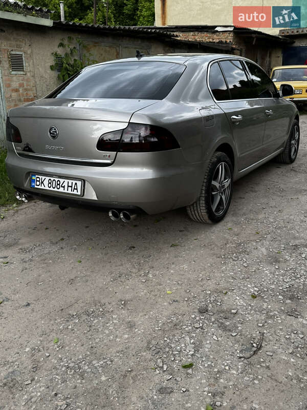 Ліфтбек Skoda Superb 2011 в Рівному