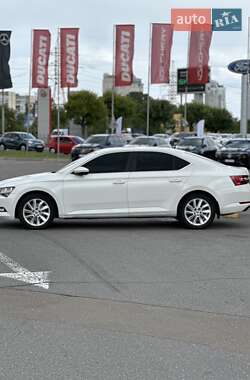Лифтбек Skoda Superb 2016 в 