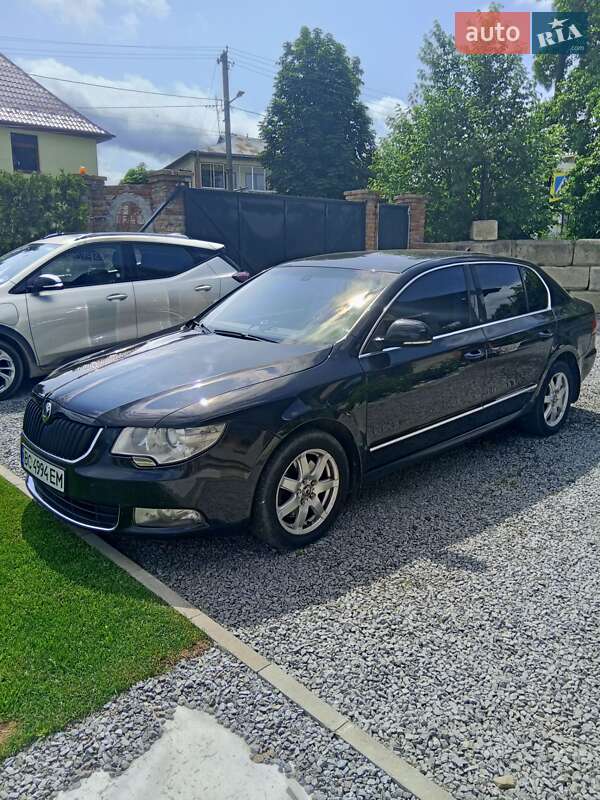 Лифтбек Skoda Superb 2011 в Каменке-Бугской