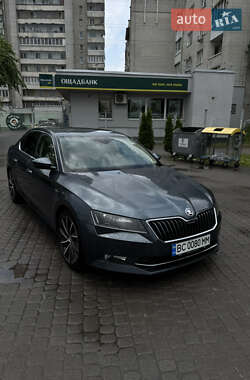 Лифтбек Skoda Superb 2016 в 