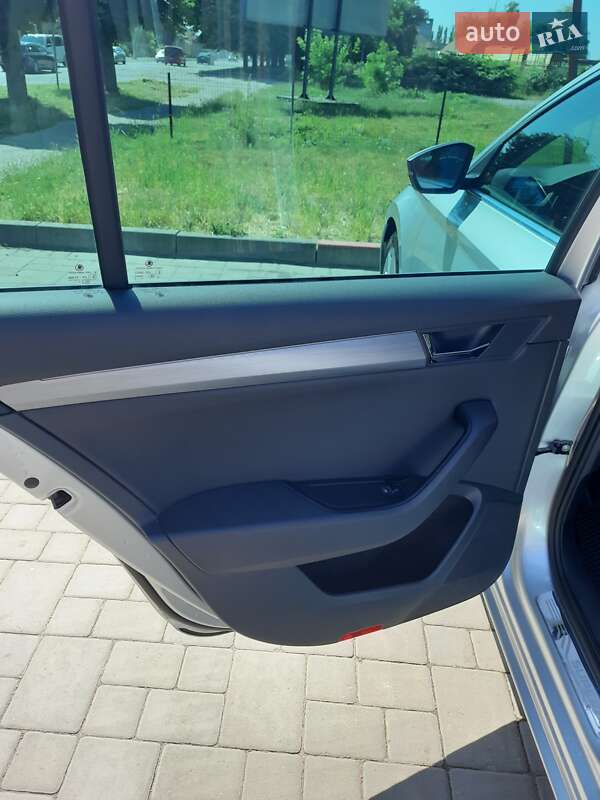 Универсал Skoda Superb 2019 в Ужгороде