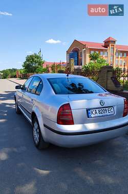 Лифтбек Skoda Superb 2003 в 