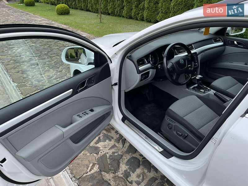 Універсал Skoda Superb 2011 в Рівному
