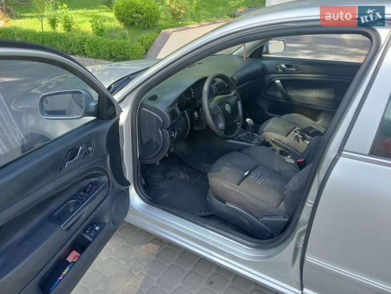 Лифтбек Skoda Superb 2006 в Остроге