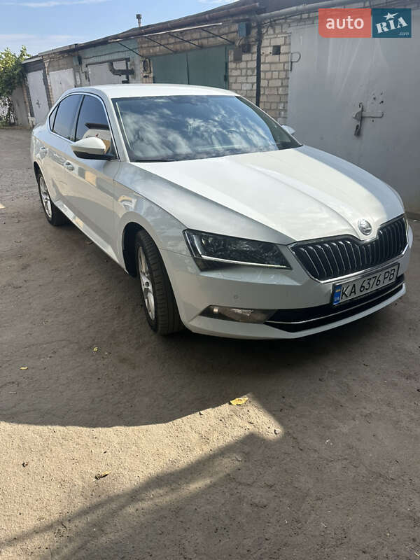 Лифтбек Skoda Superb 2016 в 