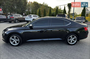 Лифтбек Skoda Superb 2015 в 