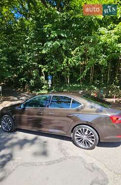 Лифтбек Skoda Superb 2019 в 