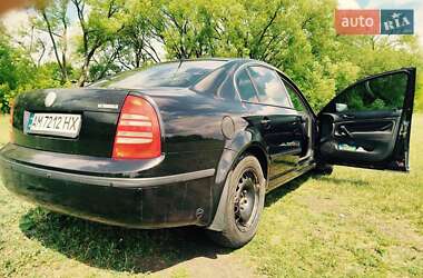 Лифтбек Skoda Superb 2004 в 