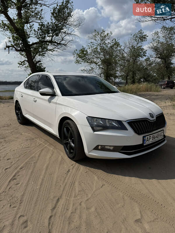 Лифтбек Skoda Superb 2015 в 