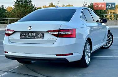 Лифтбек Skoda Superb 2015 в 