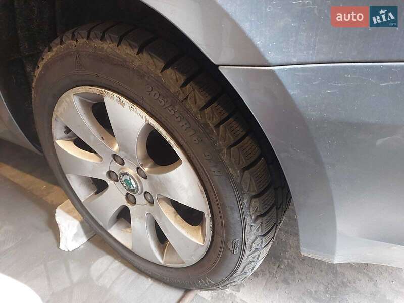 Універсал Skoda Superb 2012 в Дніпрі