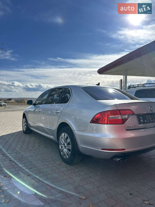 Лифтбек Skoda Superb 2013 в Черновцах