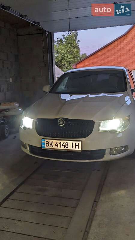 Ліфтбек Skoda Superb 2011 в Зарічному
