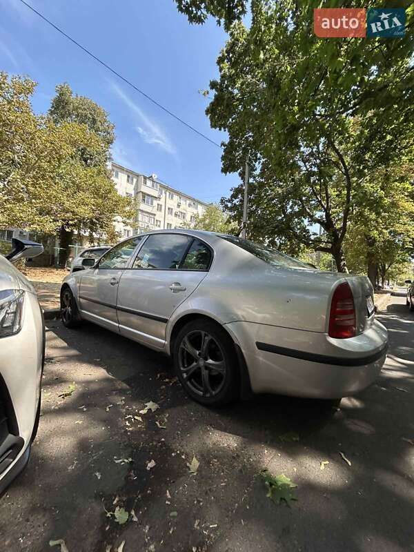 Лифтбек Skoda Superb 2006 в Василькове