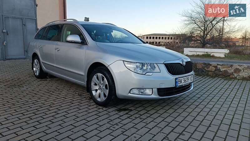 Універсал Skoda Superb 2011 в Сарнах