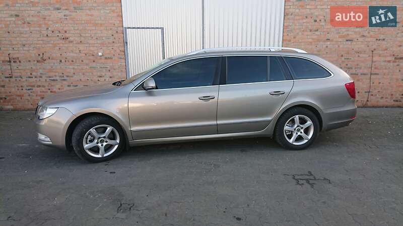 Универсал Skoda Superb 2011 в Сарнах
