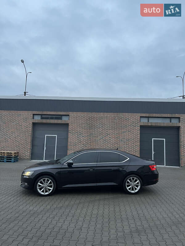 Лифтбек Skoda Superb 2015 в Ужгороде