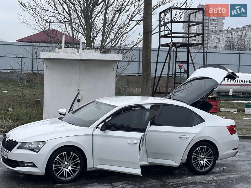 Лифтбек Skoda Superb 2015 в Запорожье