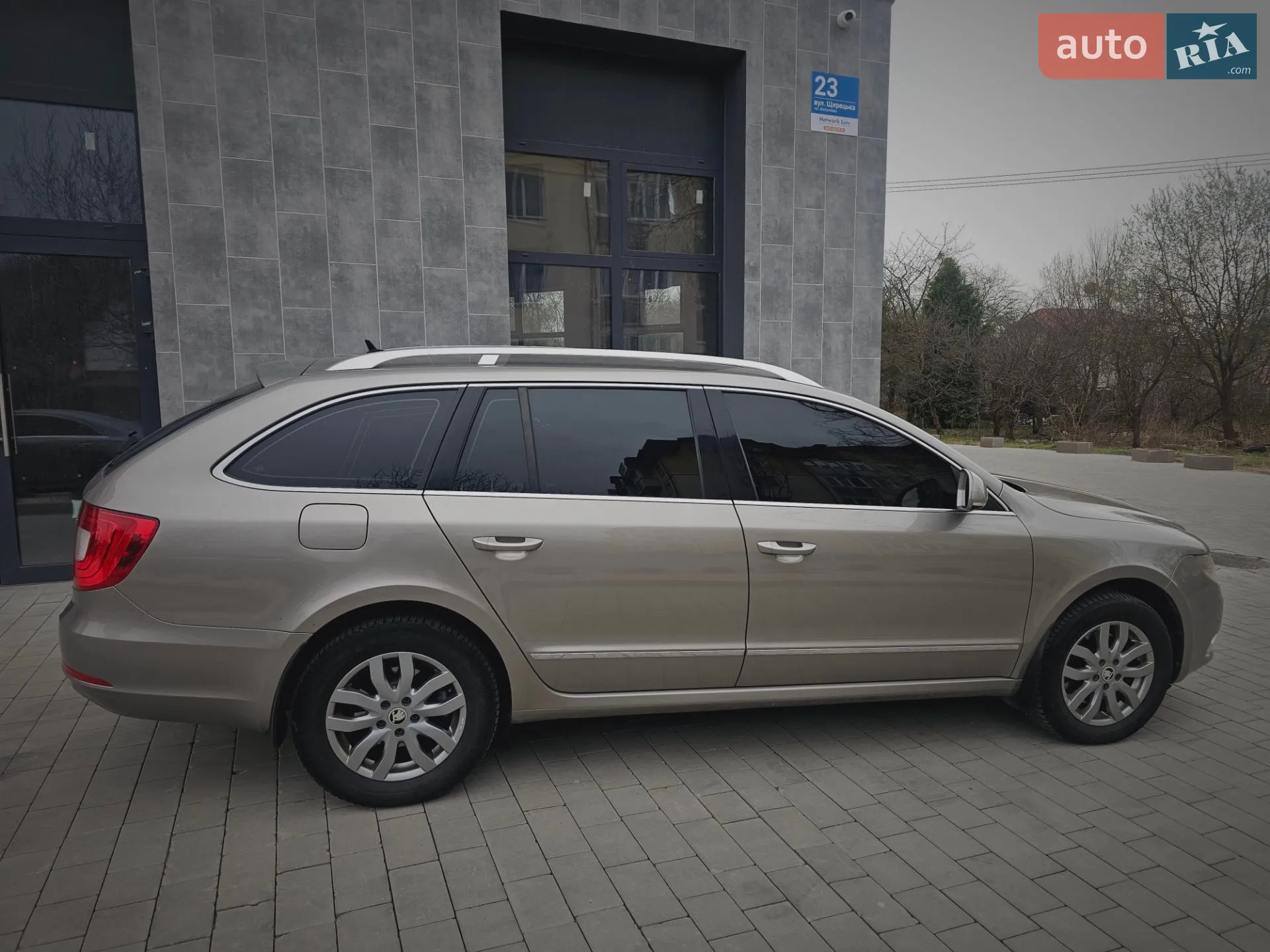 2010 Skoda Superb - мініатюра 4