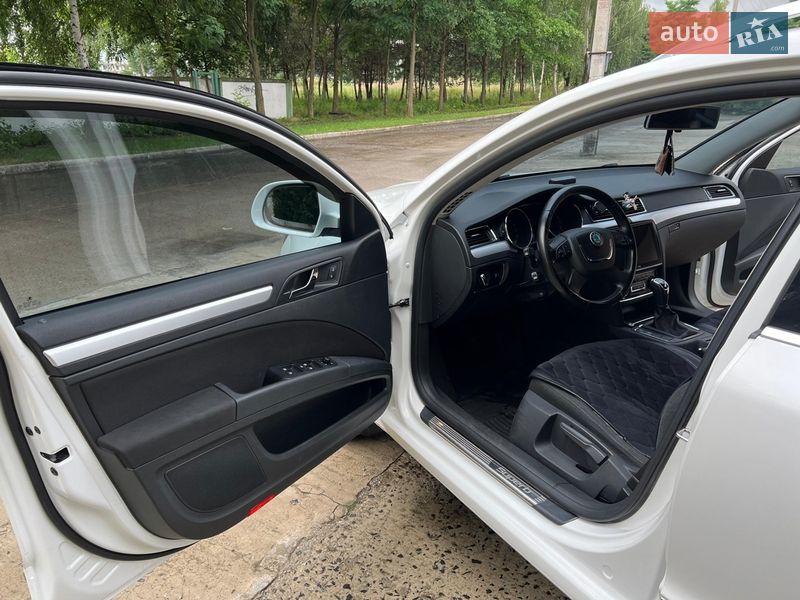 Универсал Skoda Superb 2011 в Вараше