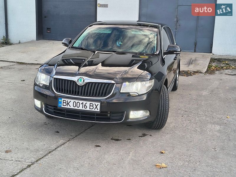 Лифтбек Skoda Superb 2012 в Вараше