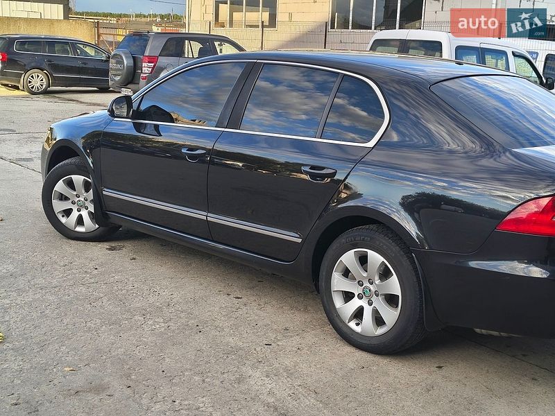 Лифтбек Skoda Superb 2012 в Вараше