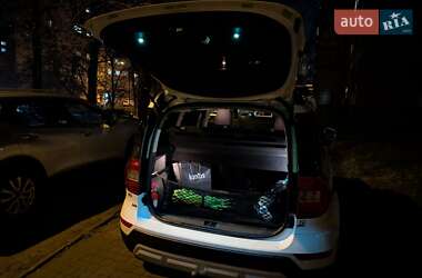 Внедорожник / Кроссовер Skoda Yeti 2015 в 