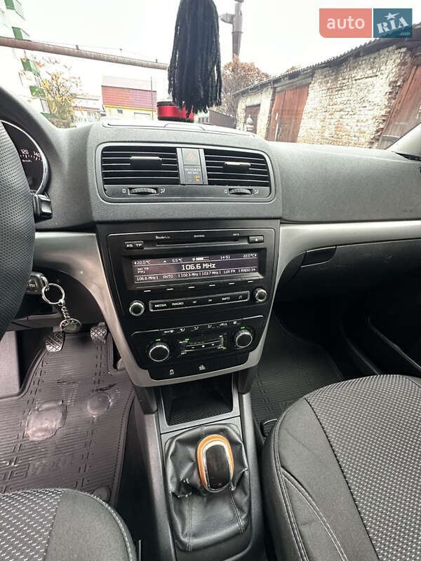 Внедорожник / Кроссовер Skoda Yeti 2013 в Звягеле