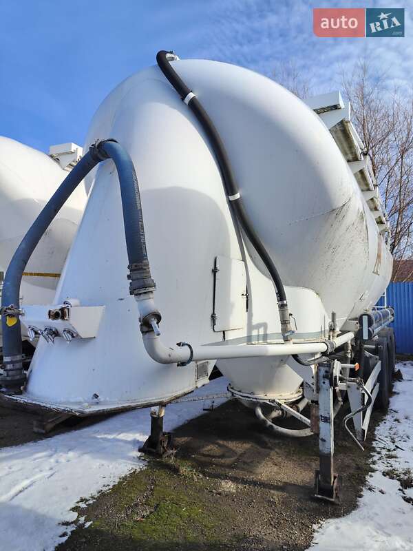 Цементовоз Spitzer Silos 1994 в Хотине