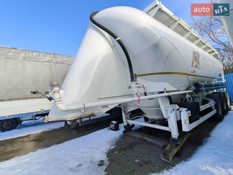 Цементовоз Spitzer Silos 1994 в Хотине