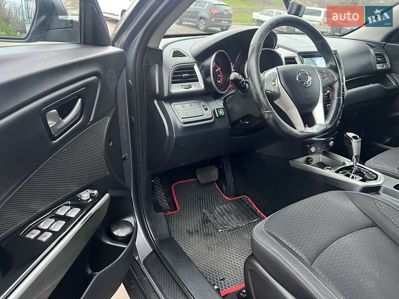 Внедорожник / Кроссовер SsangYong Tivoli 2016 в Киеве