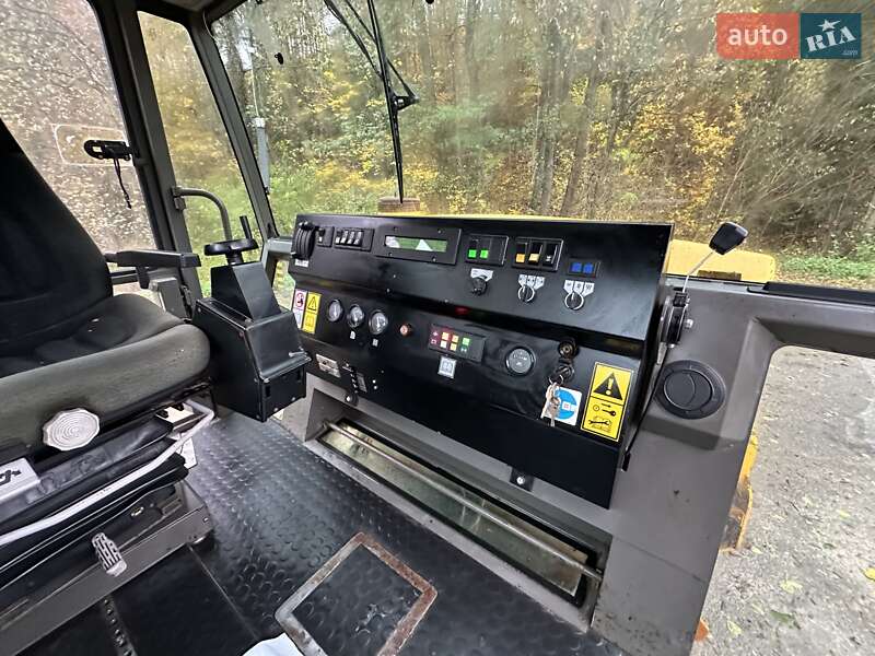 Дорожный каток Stavostroj VH-950 2000 в Хусте