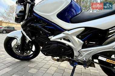 Мотоцикл Спорт-туризм Suzuki Gladius 400 2010 в 