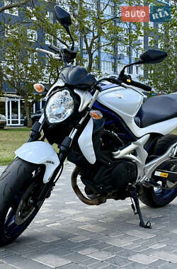 Мотоцикл Спорт-туризм Suzuki Gladius 400 2010 в 