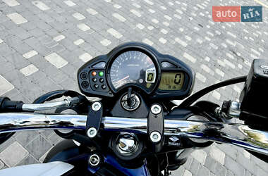 Мотоцикл Спорт-туризм Suzuki Gladius 400 2010 в 