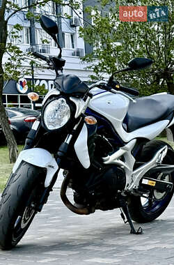 Мотоцикл Спорт-туризм Suzuki Gladius 400 2010 в 